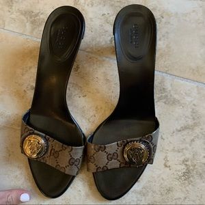 Brown leather GG print Gucci sandals